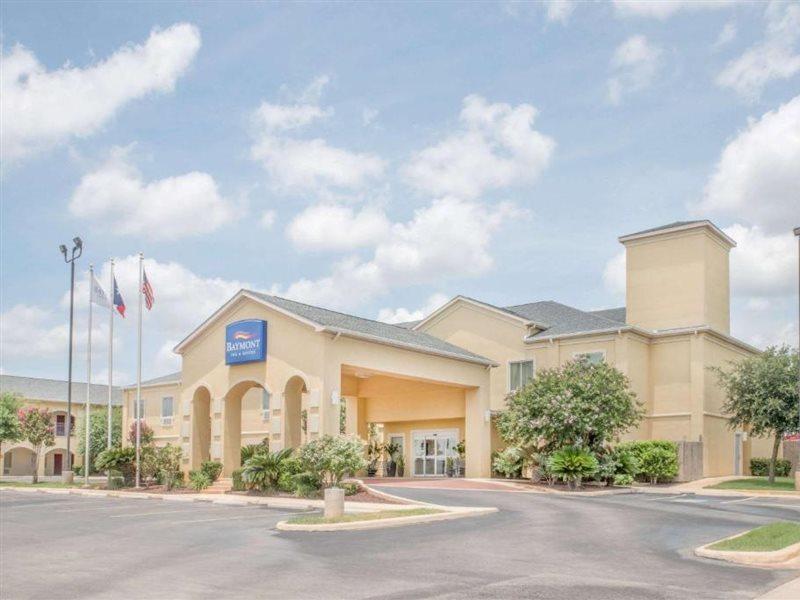 Baymont By Wyndham Pearsall Exterior photo