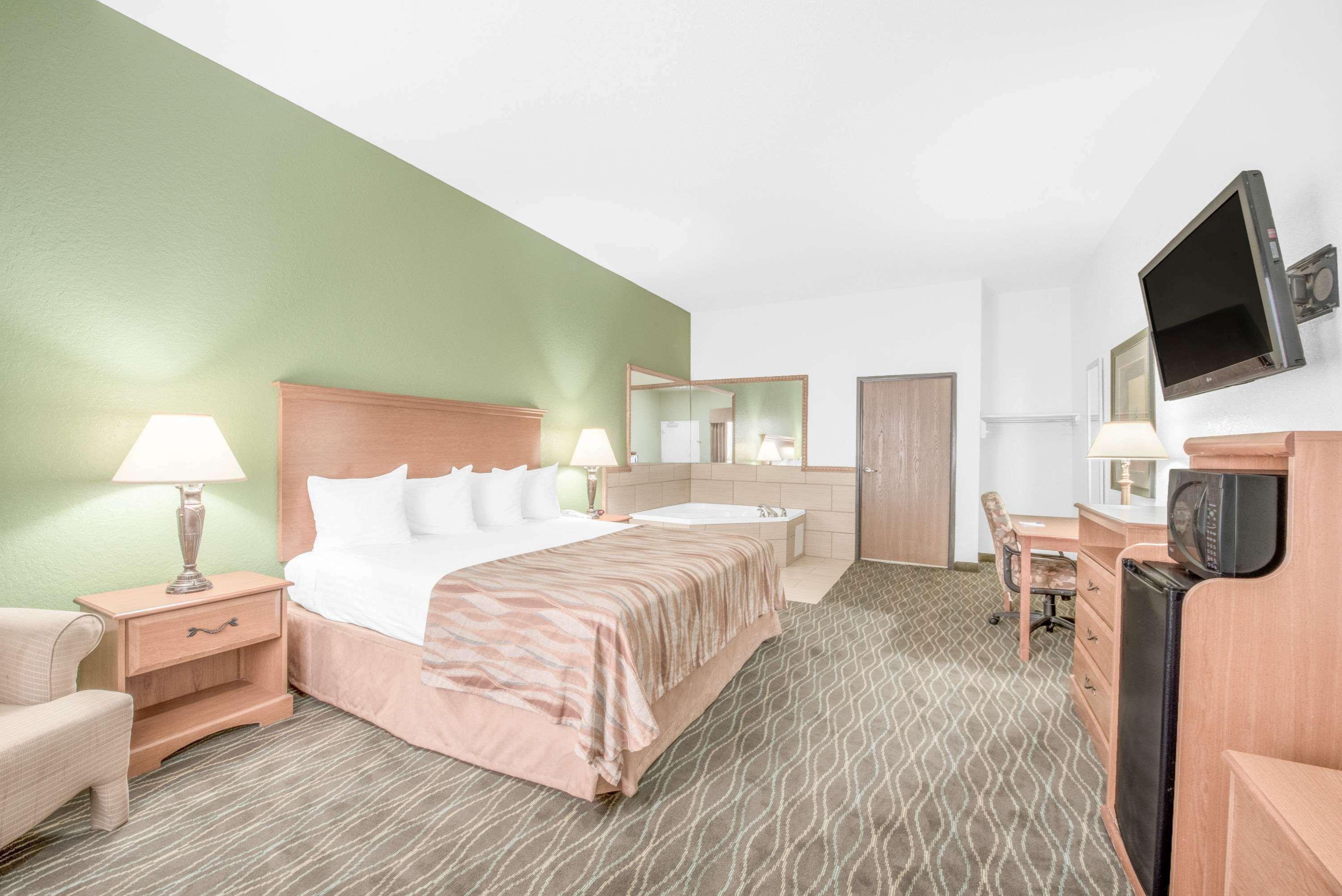 Baymont By Wyndham Pearsall Exterior photo