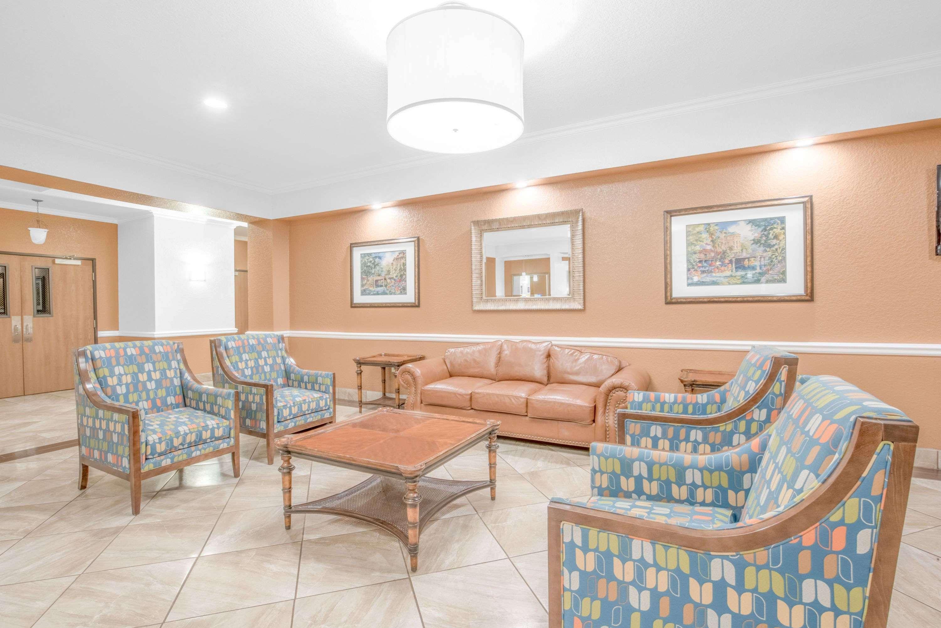 Baymont By Wyndham Pearsall Exterior photo