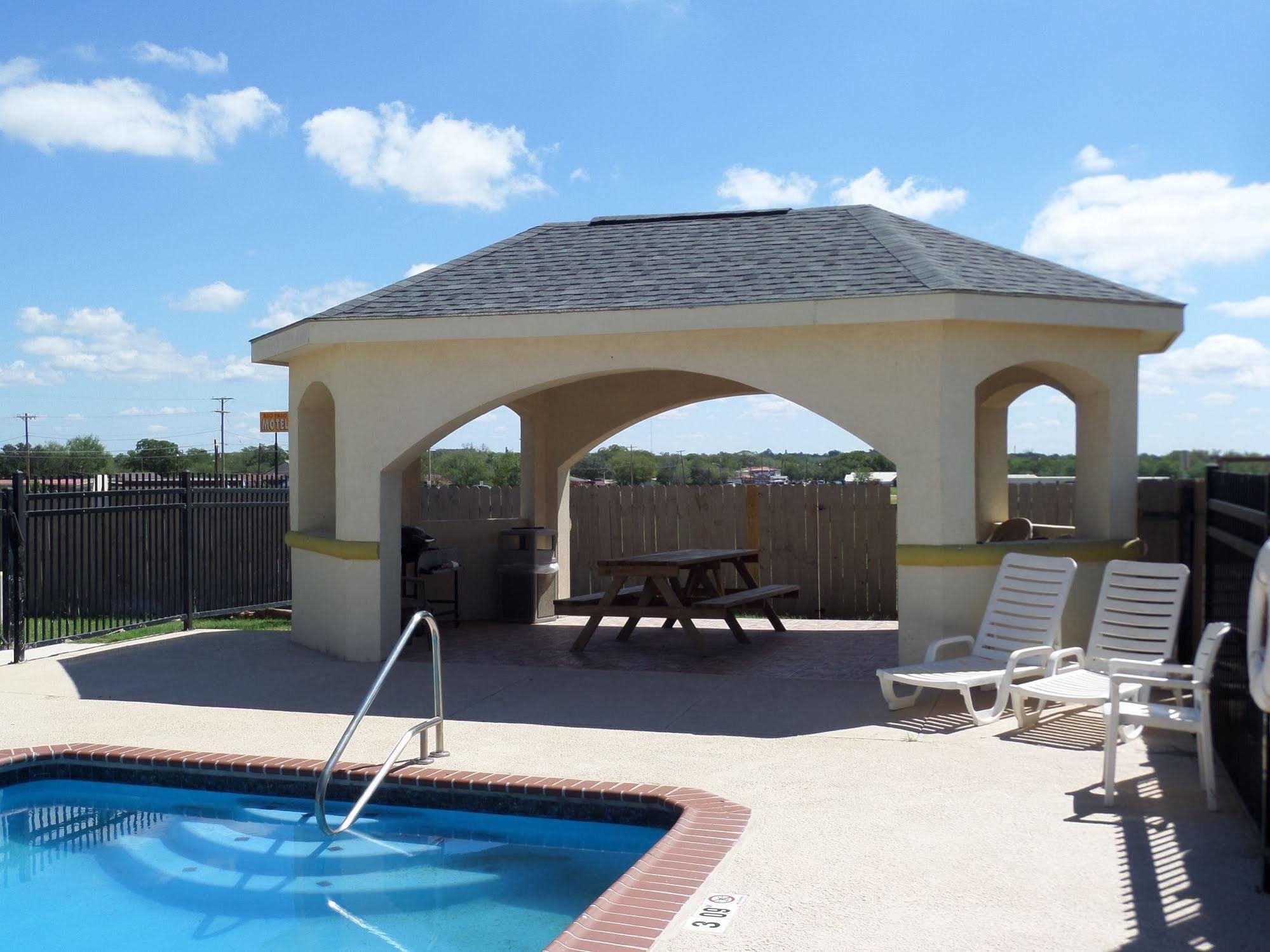 Baymont By Wyndham Pearsall Exterior photo